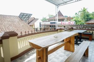 Restaurace v ubytování RedDoorz Syariah near Terminal Mendolo Wonosobo 2