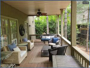 een veranda met banken en stoelen in een huis bij Cozy Cottage in Big Canoe in Jasper