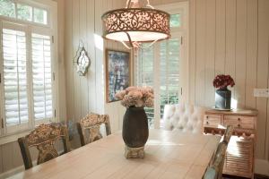 ein Esstisch mit einer Vase mit Blumen darauf in der Unterkunft Cozy Cottage in Big Canoe in Jasper