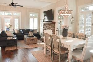 ein Wohnzimmer mit Tisch und Couch in der Unterkunft Cozy Cottage in Big Canoe in Jasper