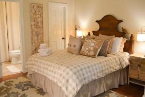 ein Schlafzimmer mit einem Bett mit Kissen darauf in der Unterkunft Cozy Cottage in Big Canoe in Jasper