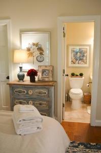 ein Schlafzimmer mit einem Bett und ein Badezimmer mit einer Toilette in der Unterkunft Cozy Cottage in Big Canoe in Jasper + 11 Fotos