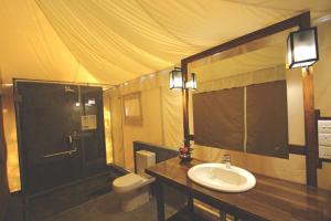 La salle de bains est pourvue d'un lavabo et de toilettes. dans l'établissement Green villa yala, à Tissamaharama