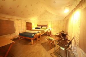 ティッサマハーラーマにあるGreen villa yalaのベッドルーム1室(ベッド1台、テント内のテレビ付)
