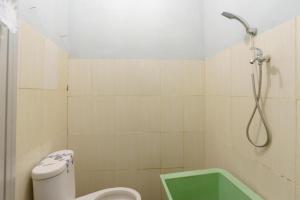 Asokatama Residence Syariah Mitra RedDoorz tesisinde bir banyo