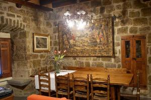 un comedor con una mesa y una pintura en la pared en Castell d'Ogern, en Oliana