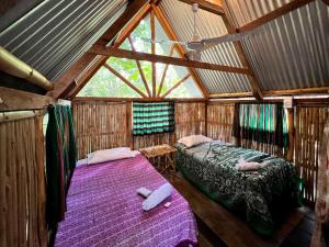 Tempat tidur dalam kamar di Cabañas Bambután