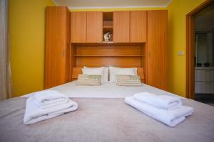 una camera da letto con un letto con due asciugamani sopra di Apartment La Rocca a Dubrovnik