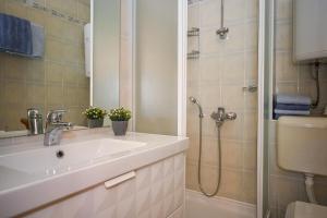 un bagno con lavandino e doccia di Apartment La Rocca a Dubrovnik