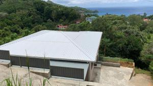einen Blick über ein Gebäude mit weißem Dach in der Unterkunft Blue Valley Baie Lazare View in Baie Lazare, Insel Mahé
