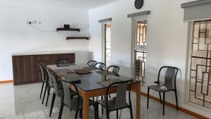 - une salle à manger avec une table et des chaises dans l'établissement Blue Valley Baie Lazare View, à Baie Lazare