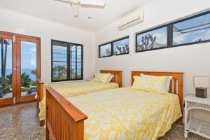 Duas camas num quarto com janelas em Moreton View @ Tangalooma em Tangalooma