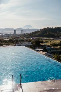 Bazén v ubytování The Aru Hotel at Aru Suites nebo v jeho okolí