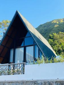 une maison avec un toit et des fenêtres sur une colline dans l'établissement Bukit Tiga Lima Boutique Hotel, à Sajang