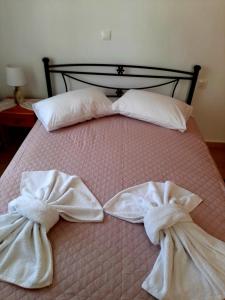 łóżko z dwoma ręcznikami na górze w obiekcie Lemon Garden 1 w mieście Karídhion