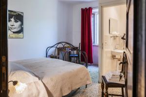ein Schlafzimmer mit einem Bett und einem Waschbecken in einem Zimmer in der Unterkunft Casa Friano in Amandola