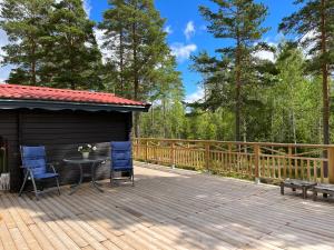 Balkón nebo terasa v ubytování Timber cottages with jacuzzi and sauna near lake Vänern