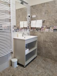 A bathroom at Silver Lodge Apartment 1 Eger