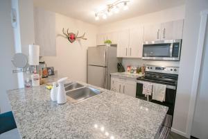 Sweet 1BR home w/Free/Heated UND Parking & Near airport