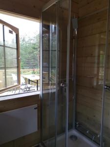 Ett badrum på Timber cottages with jacuzzi and sauna near lake Vänern