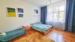 1 dormitorio con 2 camas y ventana en Rybnicka 10, en Katowice