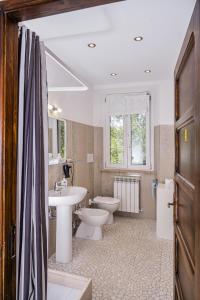 La salle de bains est pourvue d'un lavabo et de toilettes. dans l'établissement Casa Friano, à Amandola
