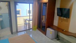 TV a/nebo společenská místnost v ubytování Baan Ketkeaw Guest House 2