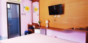 TV a/nebo společenská místnost v ubytování Baan Ketkeaw Guest House 2 + 22 fotografií