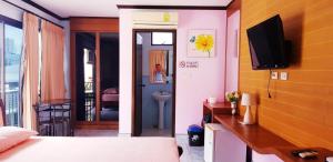 TV a/nebo společenská místnost v ubytování Baan Ketkeaw Guest House 2