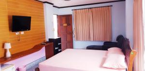 Postel nebo postele na pokoji v ubytování Baan Ketkeaw Guest House 2