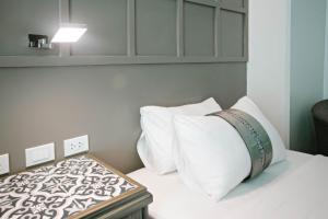 Un pat sau paturi într-o cameră la Diamond Suites and Residences