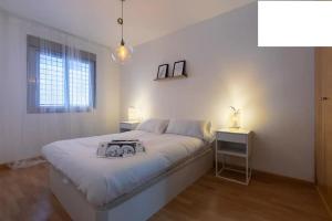 A bed or beds in a room at apartamento la rosaleda