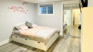 Postel nebo postele na pokoji v ubytování Cozy basement modern suite-溫馨小屋 parking kt