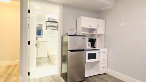 Kuchnia lub aneks kuchenny w obiekcie Cozy basement suite-溫馨小屋 designated parking