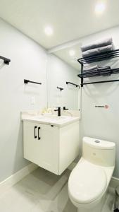 Koupelna v ubytování Cozy basement modern suite-溫馨小屋 parking kt