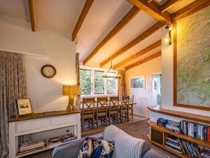 Ruang duduk di Rivendell - Horopito Holiday Home