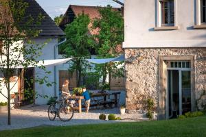 two people sitting at a table outside of a house at domnumer 10 Pokrzywnik in Pokrzywnik