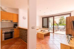 Кухня или мини-кухня в GO2TENERIFE Apart'Chaga Terrace, Pools & Free Parking
