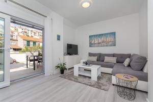 - un salon avec un canapé et une table dans l'établissement Apartment Gloria, à Dubrovnik