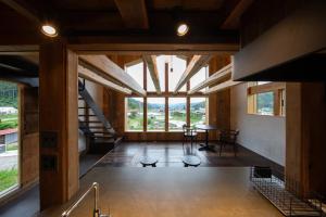 Elle offre une vue sur le salon d'une maison dotée d'une grande fenêtre. dans l'établissement HAKU 100-year-old Quaint Japanese Style Villa, à Takayama