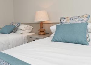 Una cama o camas en una habitación de Whispering Pines