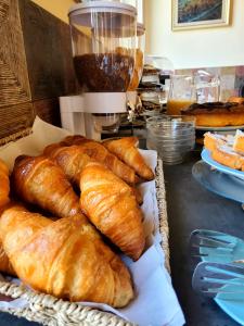 un montón de croissants en una cesta sobre una mesa en Hotel Fedora, en Florencia