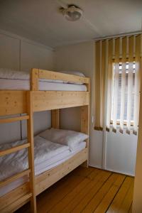 ŽluticeにあるAutokemp Žluticeの二段ベッド2台と窓が備わる客室です。