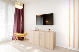 Televízia a/alebo spoločenská miestnosť v ubytovaní Grand studio avec climatisation, balcon proche gare centre ville