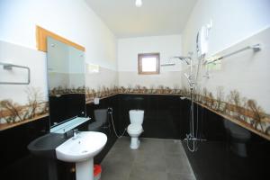Bathroom sa Jungle Hut Resort Sigiriya