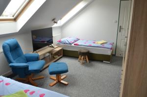 1 Schlafzimmer mit einem Bett, einem Schreibtisch und 2 Stühlen in der Unterkunft Penzion Aura in Dvůr Králové nad Labem
