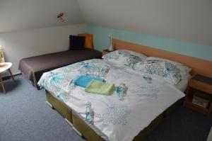 Ein Bett oder Betten in einem Zimmer der Unterkunft Penzion Aura