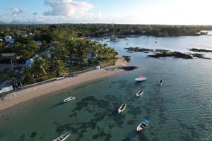z powietrza widok na plażę z łodziami w wodzie w obiekcie Islands View - Mazor Beach Villas w mieście Grand Gaube