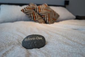 a rock sitting on top of a bed at Alte Teestube Alte Teestube 57 in Norderney