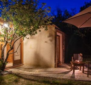Patio nebo venkovní prostory v ubytování Hameau d'hôtes La Roseraie-Drôme